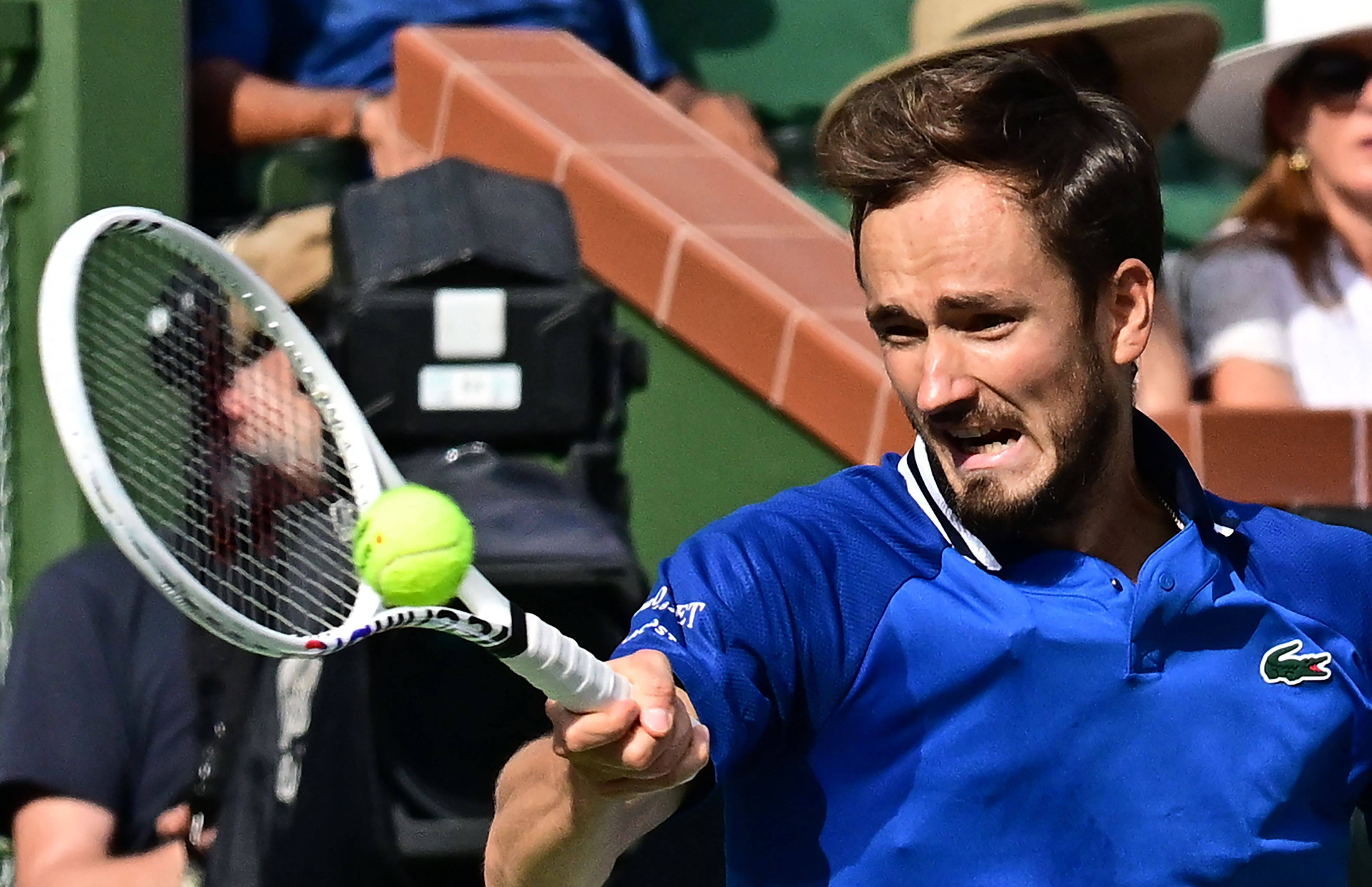 包含日本网球队轻取西班牙网球队，梅德韦杰夫爆发神勇的词条